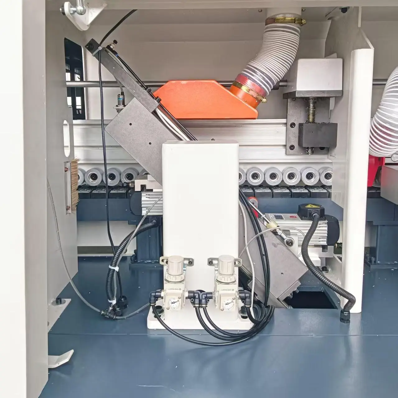 Front and back trimming unit of edge banding machine