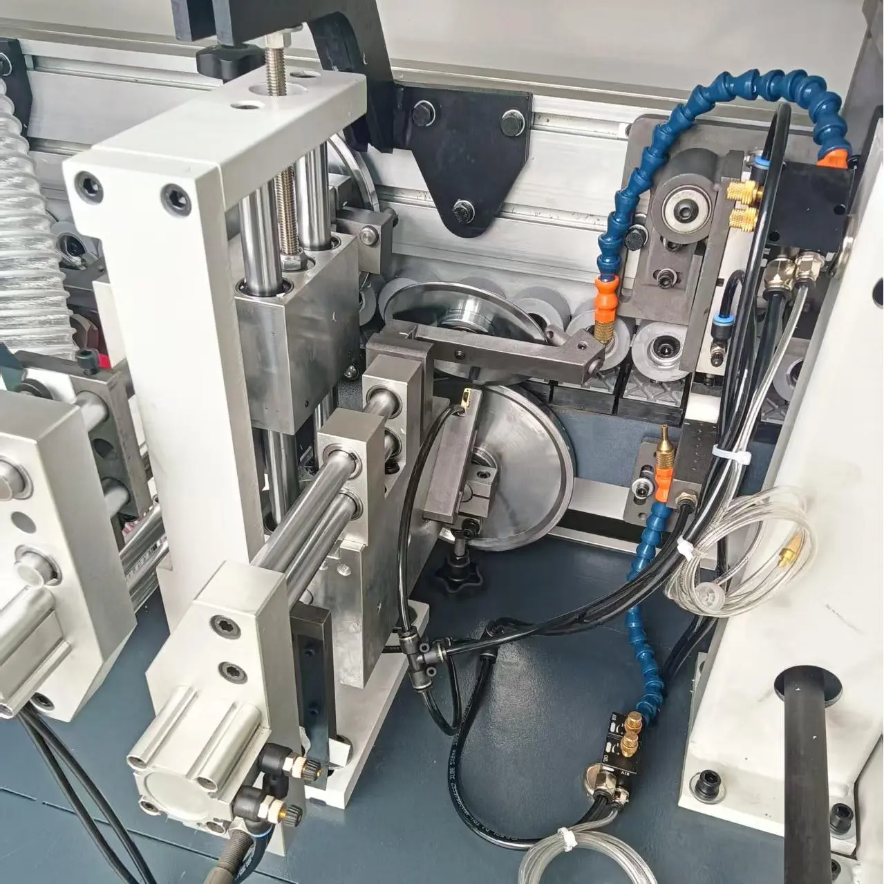 Scraping unit to remove excess glue from edges