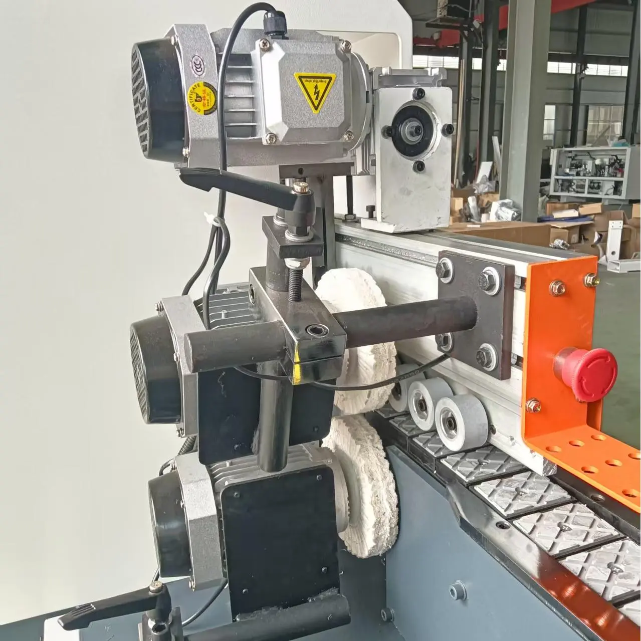 Polishing unit for smooth and glossy edge finish